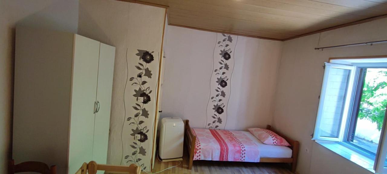 Studio Apartman Kastel Kambelovac Kastela Exterior photo